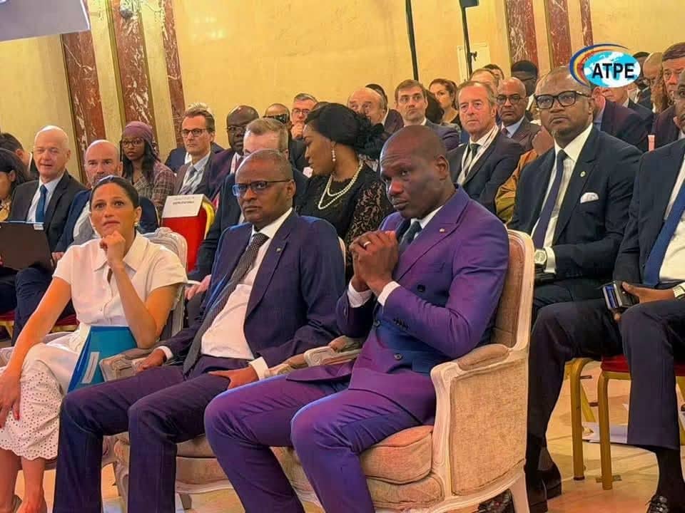 Participants dans la salle du Forum
